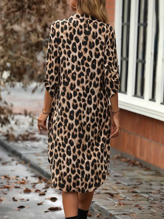 Lässiges Kleid mit Leopardenmuster, geteiltem Saum und hochgekrempelten Ärmeln