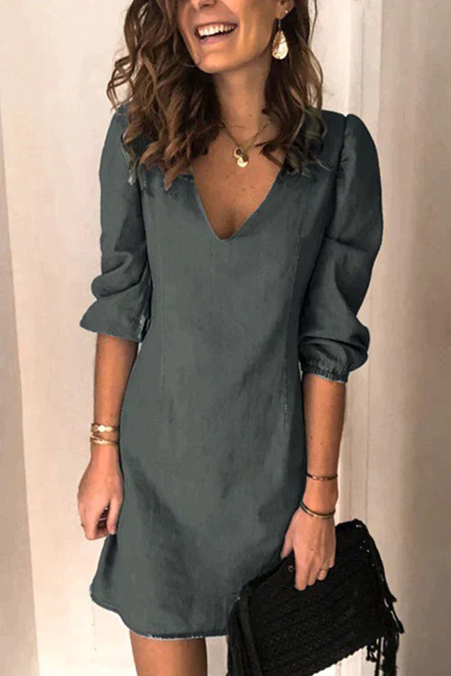 Lässiges Kleid mit elegantem V-Ausschnitt