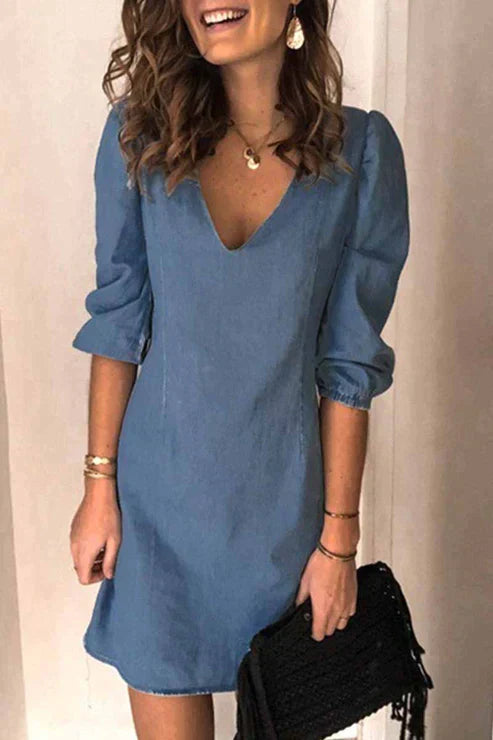 Lässiges Kleid mit elegantem V-Ausschnitt