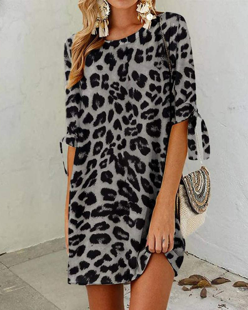 Lässiges Kleid mit mittellangen Ärmeln mit Schleife, Rundhalsausschnitt und Leopardenmuster