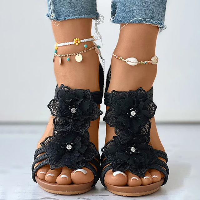 Keilsandaletten mit Blumenverzierung