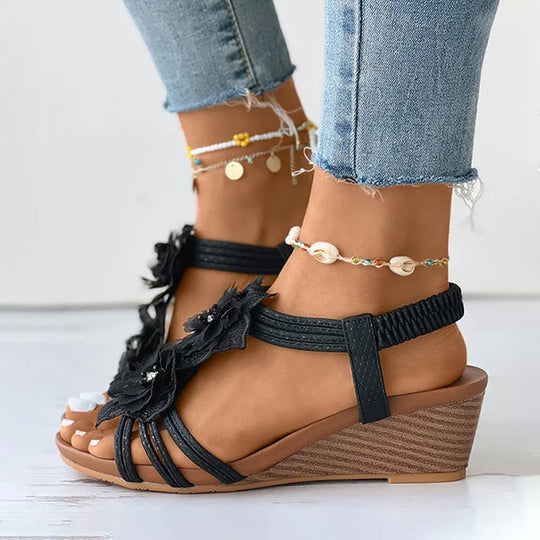 Keilsandaletten mit Blumenverzierung