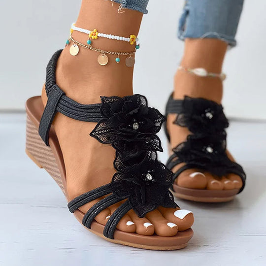 Keilsandaletten mit Blumenverzierung