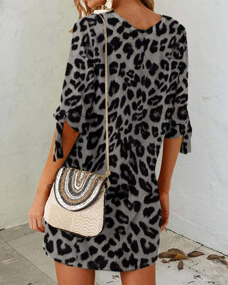 Lässiges Kleid mit mittellangen Ärmeln mit Schleife, Rundhalsausschnitt und Leopardenmuster