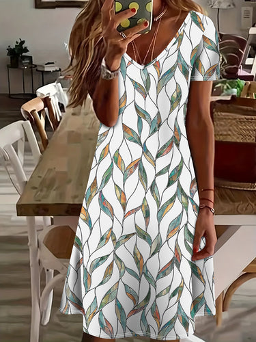 Heidi-Mode | Sommerkleid mit Blättermuster Enganliegendes Midi-Kleid mit V-Ausschnitt