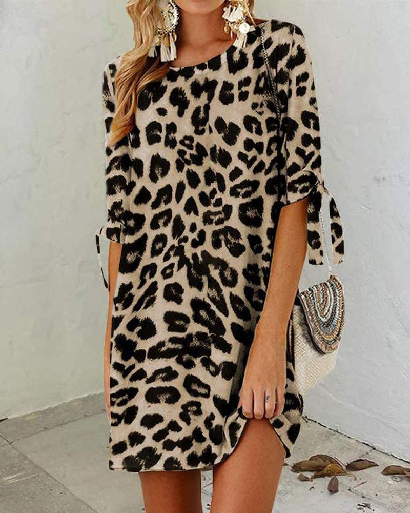 Lässiges Kleid mit mittellangen Ärmeln mit Schleife, Rundhalsausschnitt und Leopardenmuster