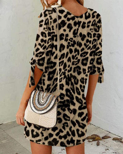 Lässiges Kleid mit mittellangen Ärmeln mit Schleife, Rundhalsausschnitt und Leopardenmuster