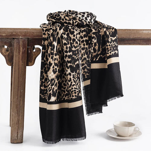 Heidi-Mode | Eleganter Schal mit Leopardenmuster