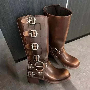 Heidi-Mode | Retro braune Stiefel mit Gürtelschnalle