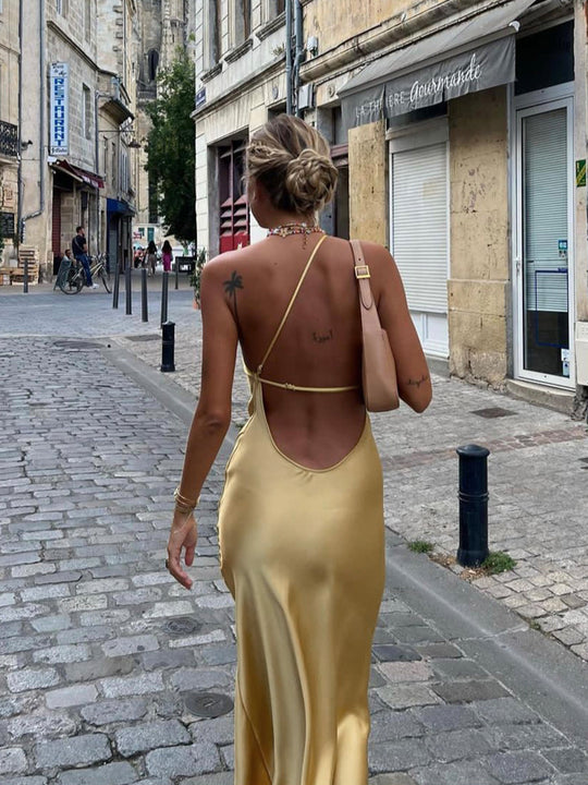 Lange satin Kleid mit Schlitzen am Rücken