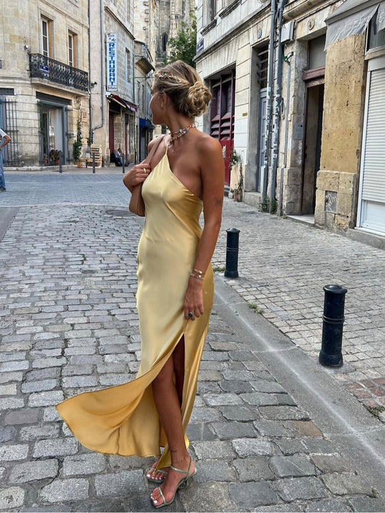 Lange satin Kleid mit Schlitzen am Rücken