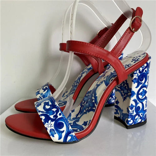 Heidi-Mode | Zarte Sandalen mit Porzellanmuster