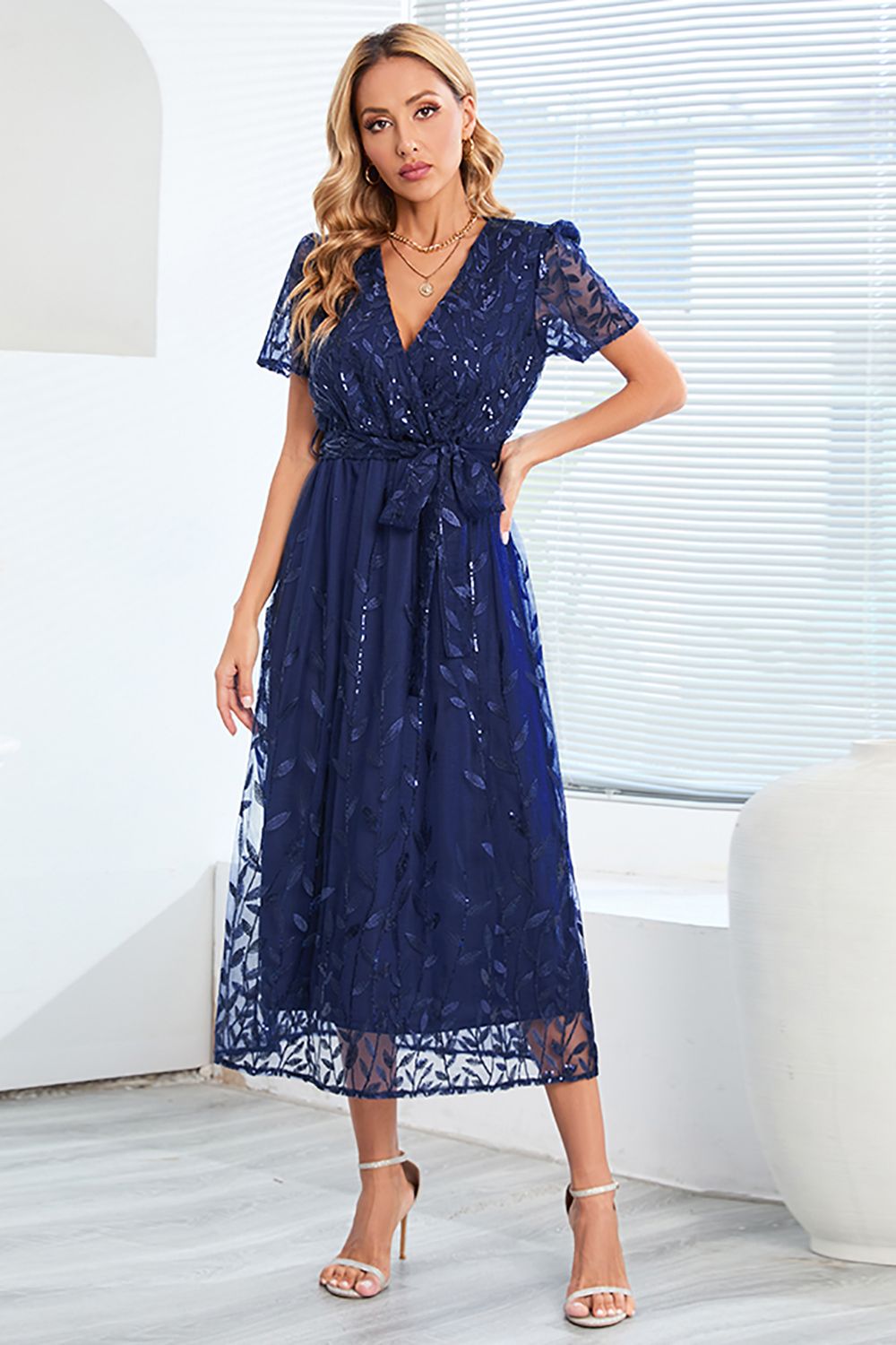 Kurzärmeliges Netzkleid mit Paillettenstickerei