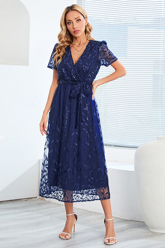 Kurzärmeliges Netzkleid mit Paillettenstickerei