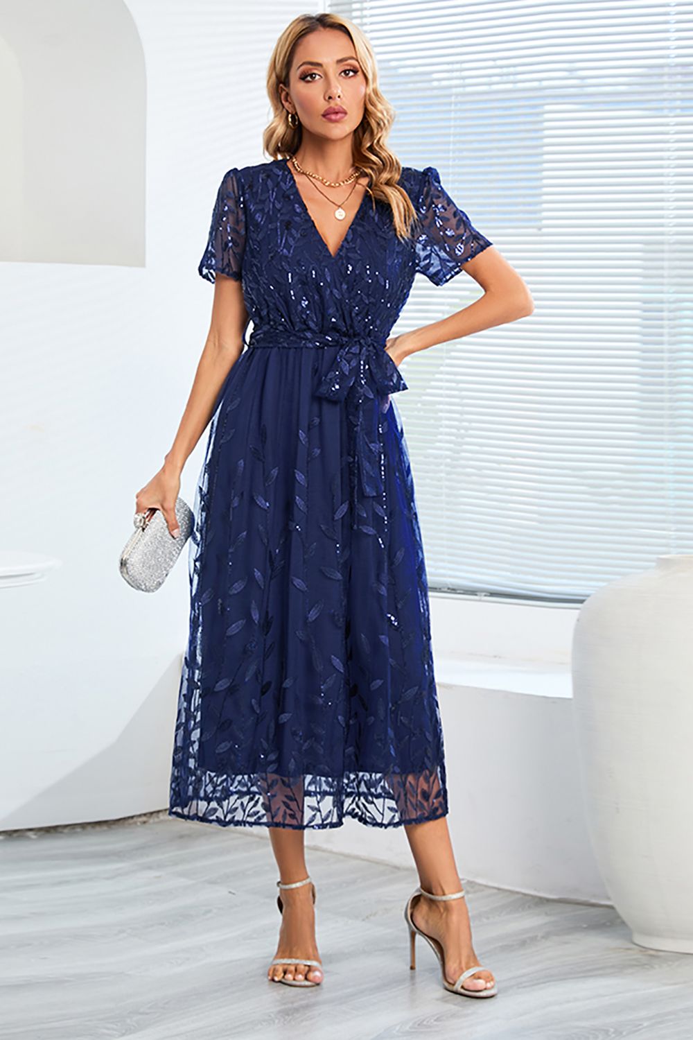 Kurzärmeliges Netzkleid mit Paillettenstickerei