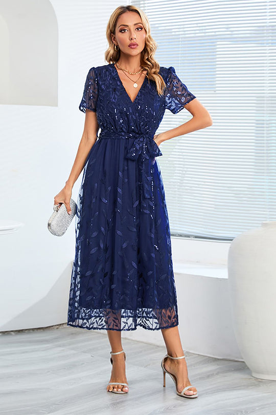 Kurzärmeliges Netzkleid mit Paillettenstickerei