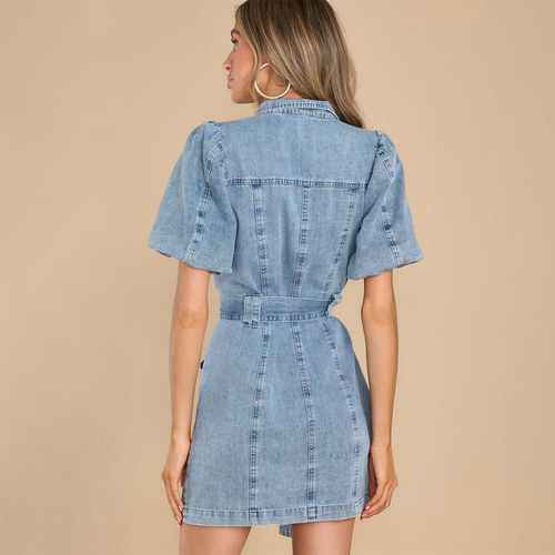 Kurzärmeliges Jeanskleid mit Gürtel