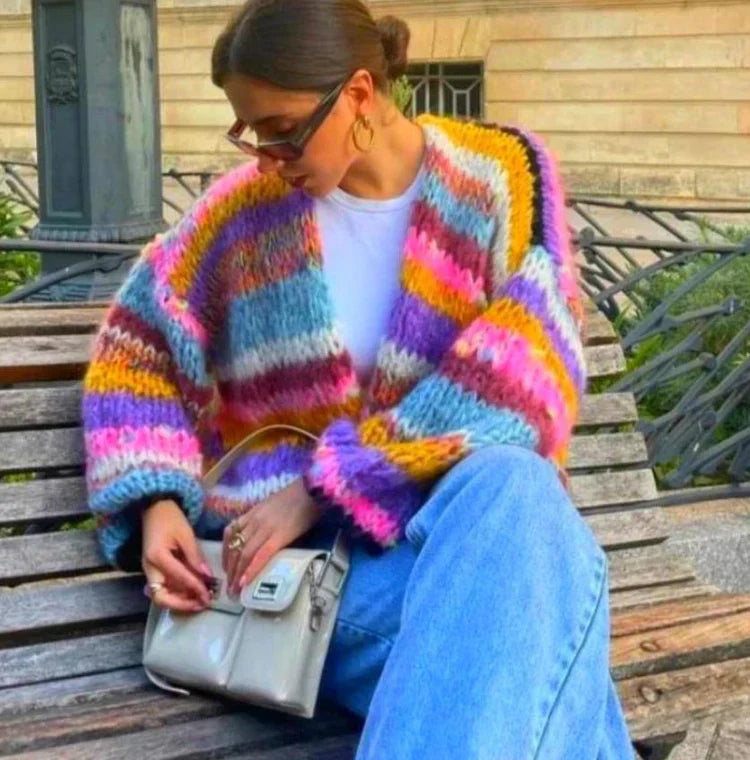 Heidi-Mode | Karierter Cardigan mit Regenbogenstreifen