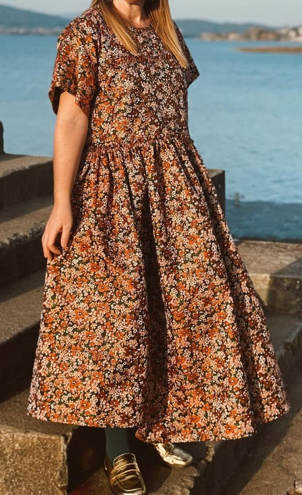 Heidi-Mode | Braunes Kleid mit Blumen