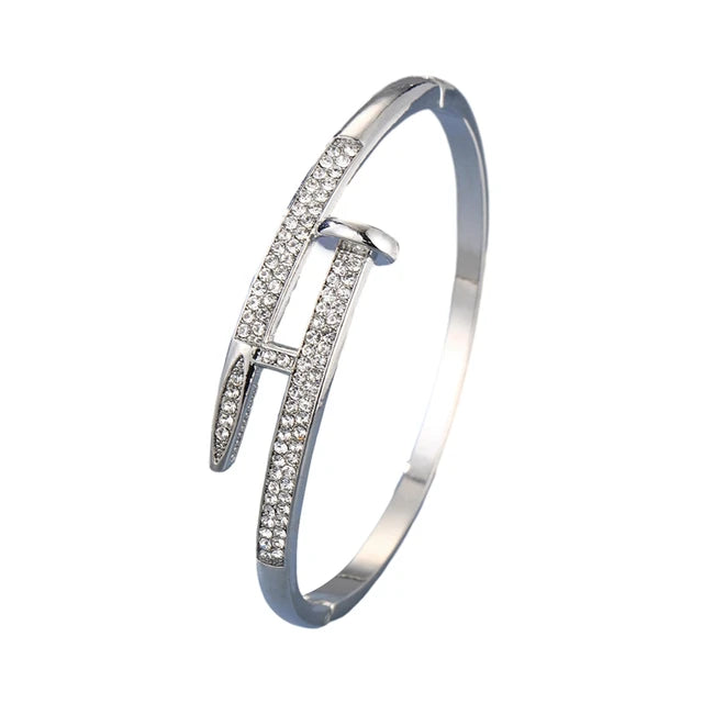 Modernes Armband mit Kristallverzierungen