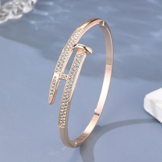 Modernes Armband mit Kristallverzierungen