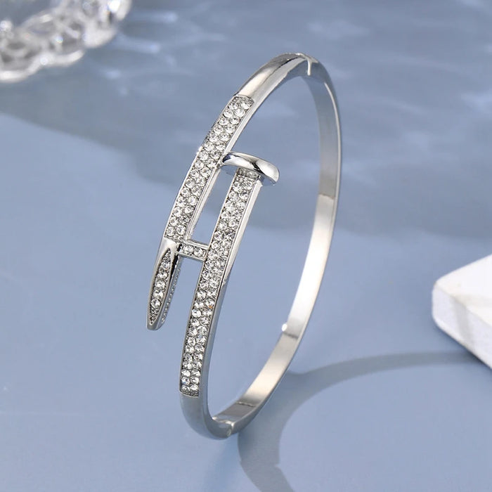 Modernes Armband mit Kristallverzierungen