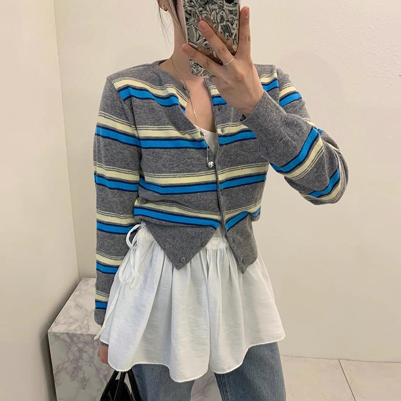 Damen sportliche Strickjacke mit modischem Streifenmuster und verspielten Knöpfen Heidi-Mode