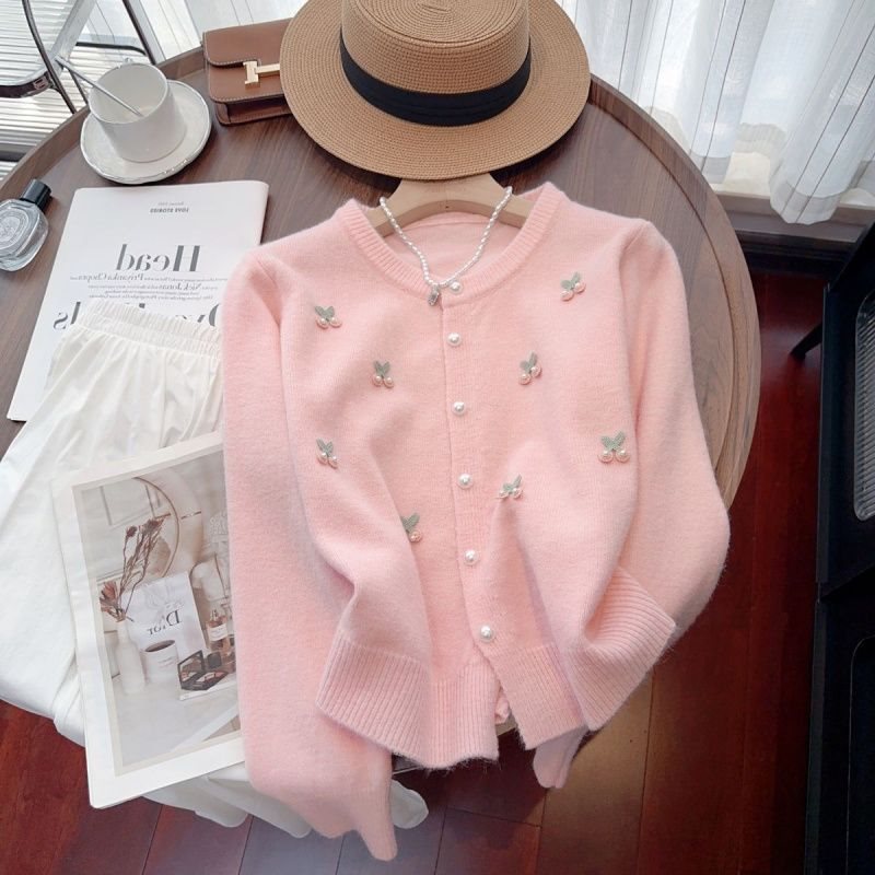 Damen Strickjacke mit floralem Design und Perlenknopfdetails Heidi-Mode