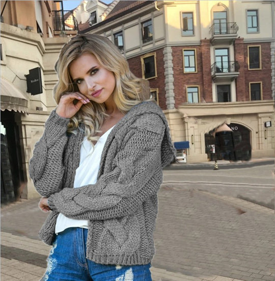 Damen Strickjacke mit Kapuze und modernem Zopfmuster Heidi-Mode