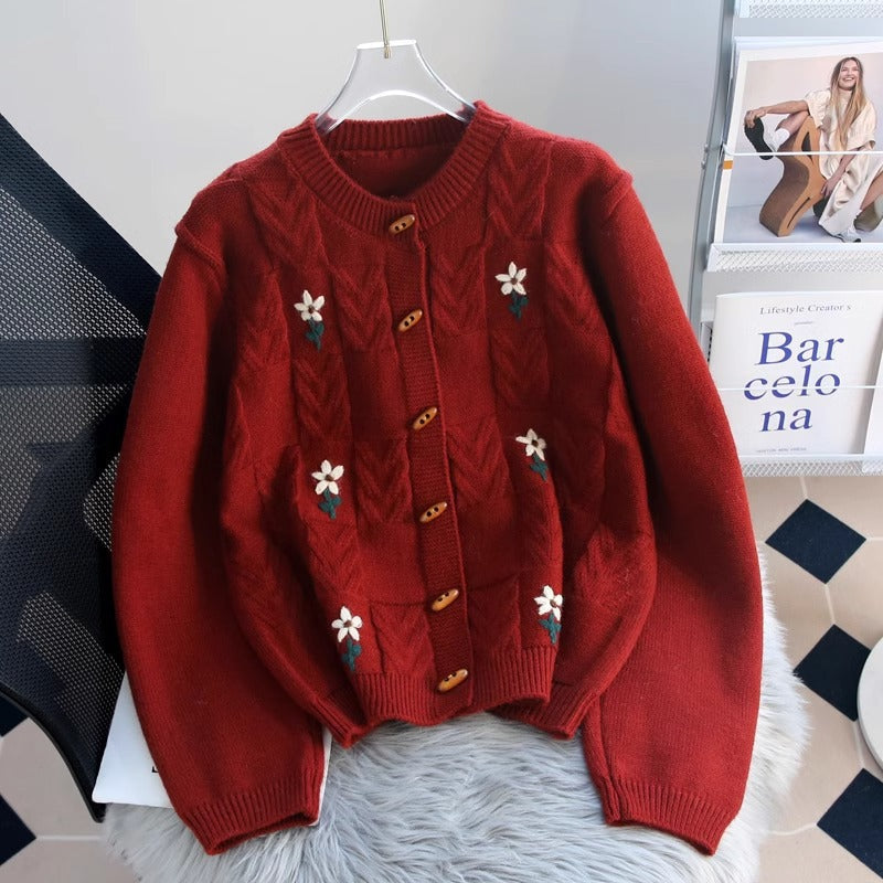 Damen Strickjacke mit floralem Zopfmuster und Holzknöpfen Heidi-Mode