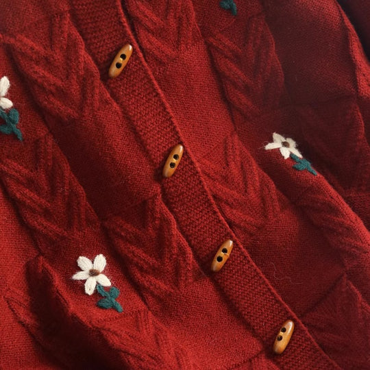Damen Strickjacke mit floralem Zopfmuster und Holzknöpfen Heidi-Mode