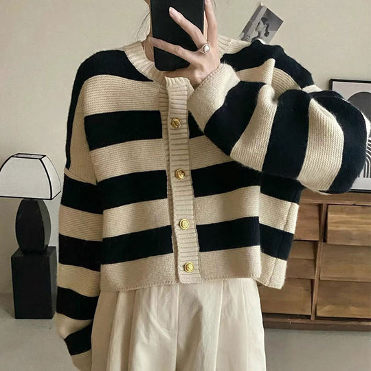 Damen Strickjacke mit dekorativem Streifenmuster und goldenen Knöpfen Heidi-Mode
