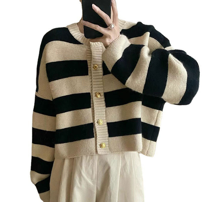 Damen Strickjacke mit dekorativem Streifenmuster und goldenen Knöpfen Heidi-Mode