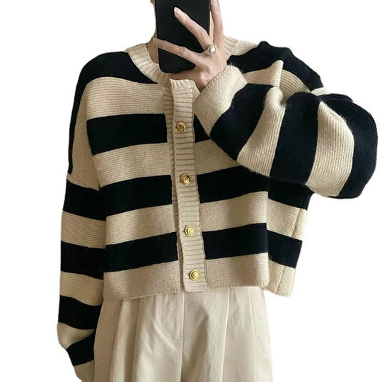Damen Strickjacke mit dekorativem Streifenmuster und goldenen Knöpfen Heidi-Mode