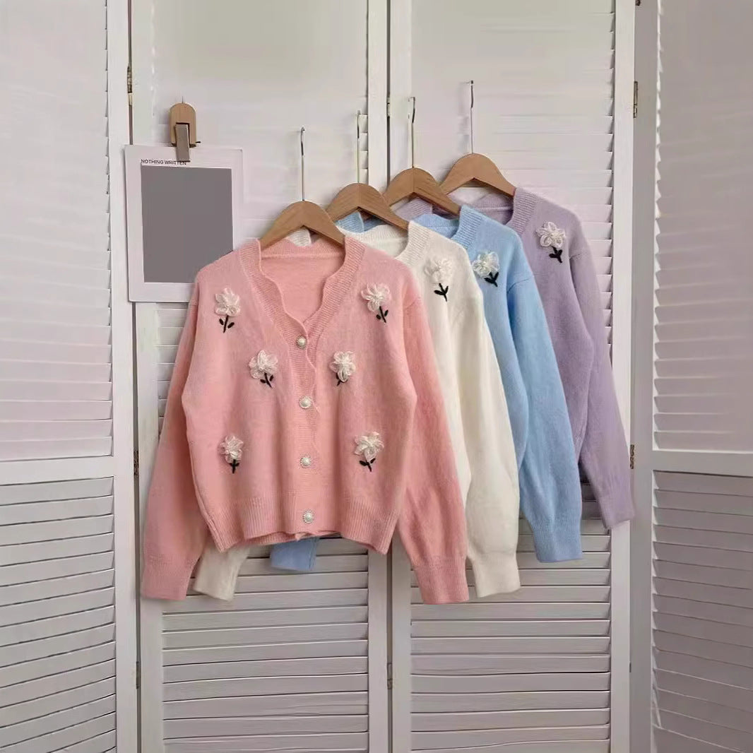 Damen Strickjacke mit floralem Design und eleganten Perlenknöpfen Heidi-Mode