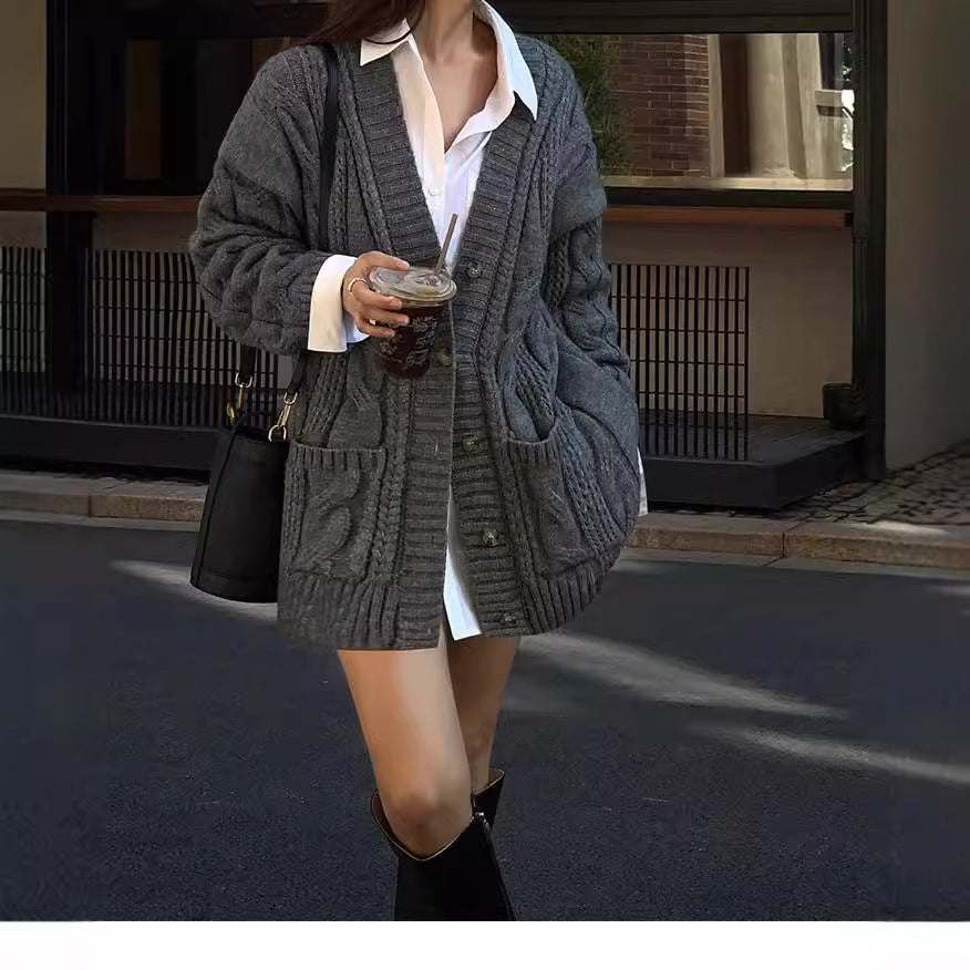 Damen Strickcardigan mit tiefem V-Ausschnitt und strukturiertem Zopfmuster Heidi-Mode