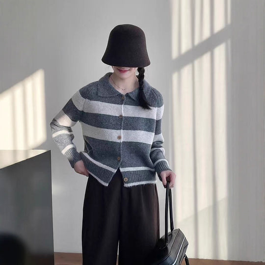 Damen Modischer Strickcardigan mit eleganten Streifen und Holzknöpfen Heidi-Mode
