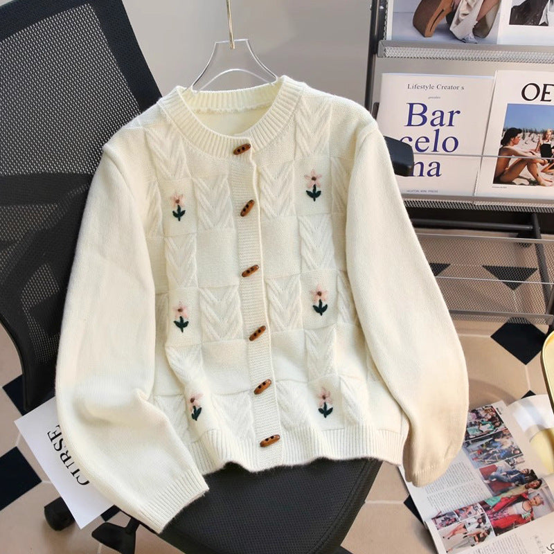 Damen Strickjacke mit floralem Zopfmuster und Holzknöpfen Heidi-Mode