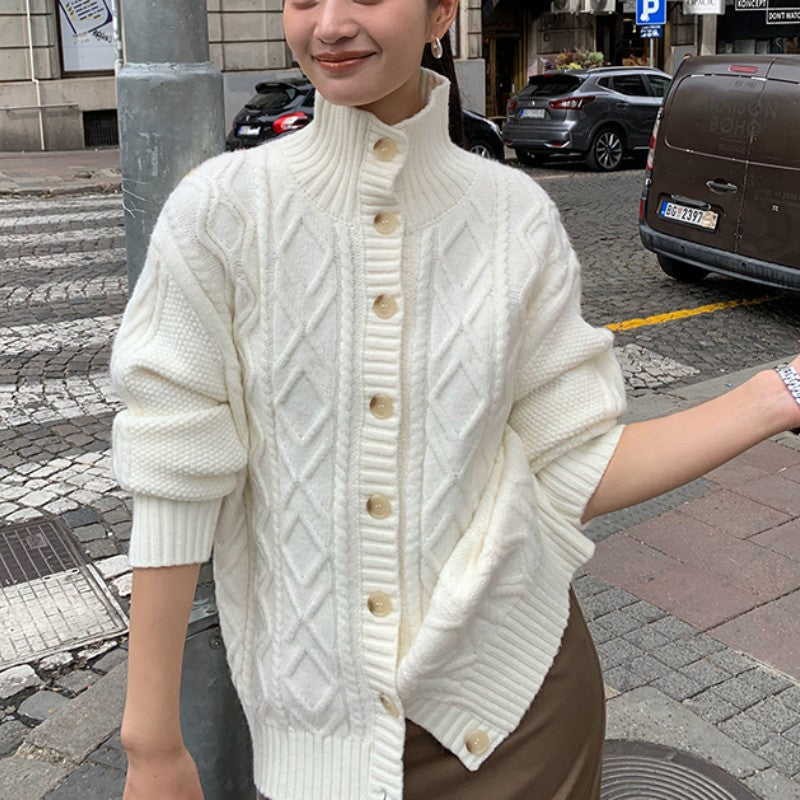 Damen Strickjacke mit hochgeschlossenem Kragen und strukturierter Oberfläche Heidi-Mode