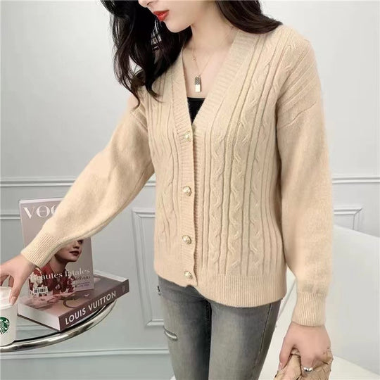 Damen Strickjacke mit elegantem Zopfmuster und hochwertigen Knopfdetails Heidi-Mode