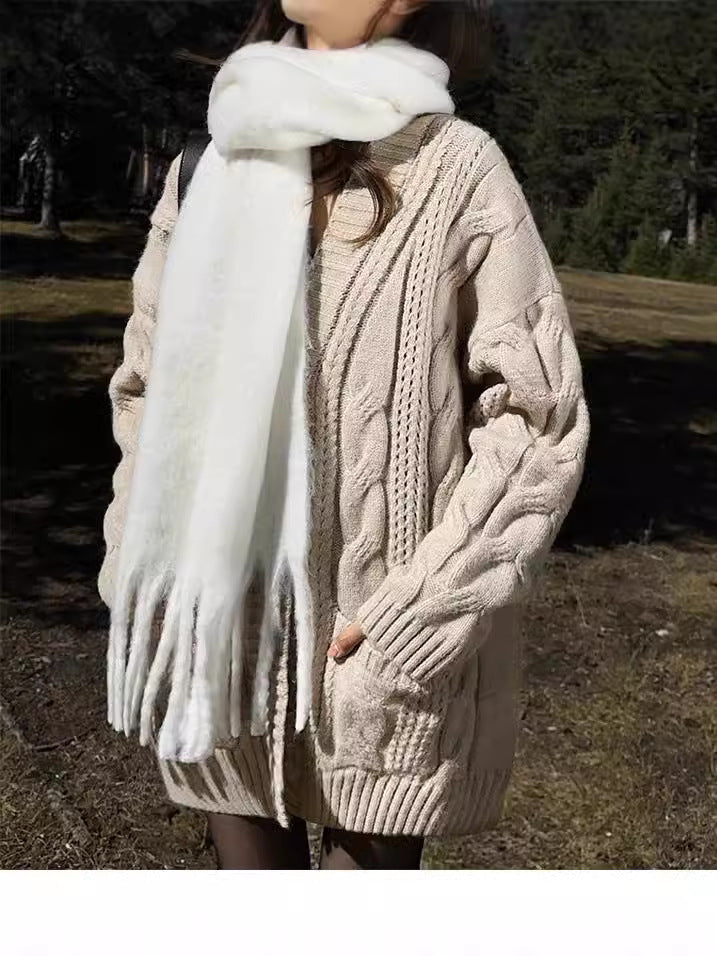 Damen Strickcardigan mit tiefem V-Ausschnitt und strukturiertem Zopfmuster Heidi-Mode