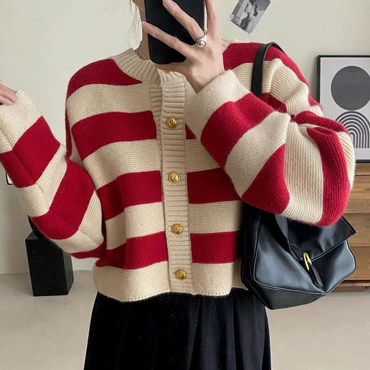 Damen Strickjacke mit dekorativem Streifenmuster und goldenen Knöpfen Heidi-Mode