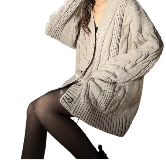 Damen Strickcardigan mit tiefem V-Ausschnitt und strukturiertem Zopfmuster Heidi-Mode