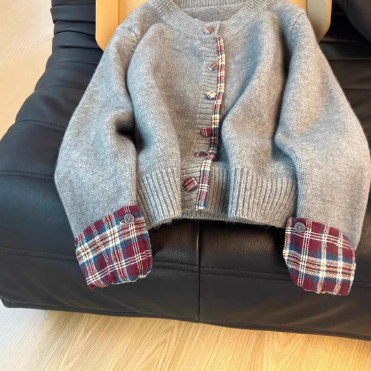 Damen Strickjacke mit Kontrastkragen und dekorativen Knöpfen Heidi-Mode