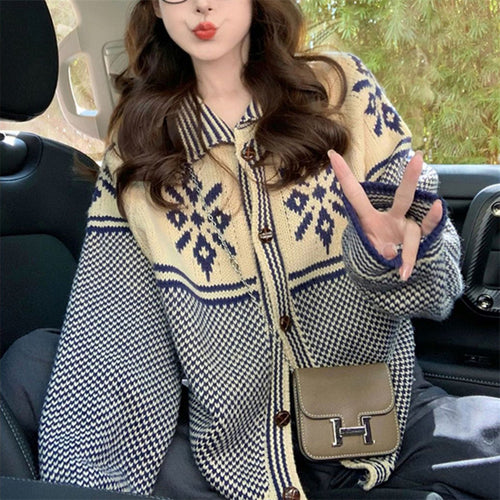 Damen Strickjacke mit festlichem Motiv und praktischen Taschen Heidi-Mode