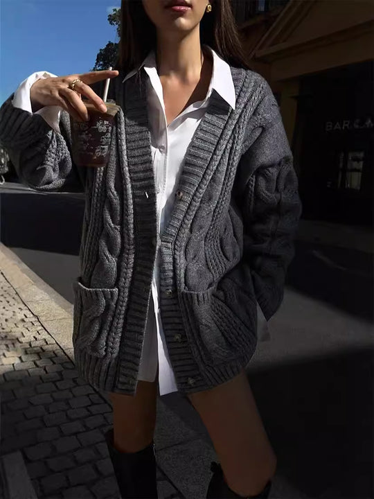 Damen Strickcardigan mit tiefem V-Ausschnitt und strukturiertem Zopfmuster Heidi-Mode