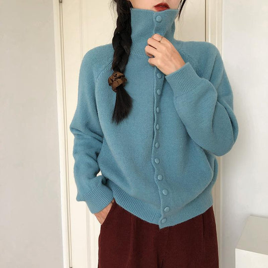 Damen Strickjacke mit modernem Rollkragen und Knopfdetails Heidi-Mode
