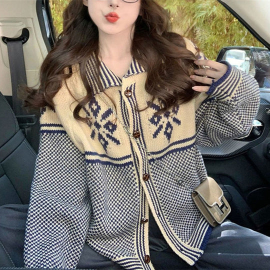 Damen Strickjacke mit festlichem Motiv und praktischen Taschen Heidi-Mode