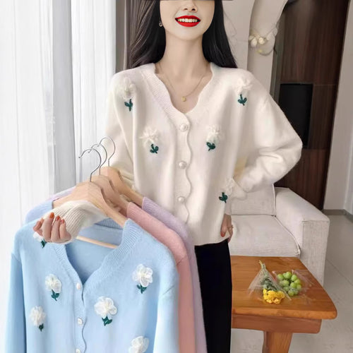 Damen Strickjacke mit floralem Design und eleganten Perlenknöpfen Heidi-Mode