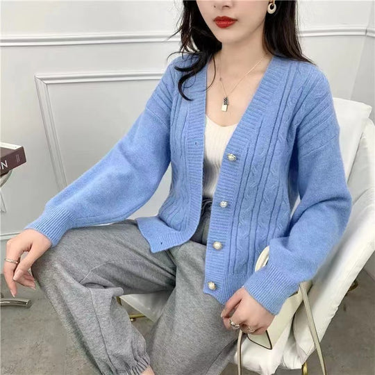 Damen Strickjacke mit elegantem Zopfmuster und hochwertigen Knopfdetails Heidi-Mode